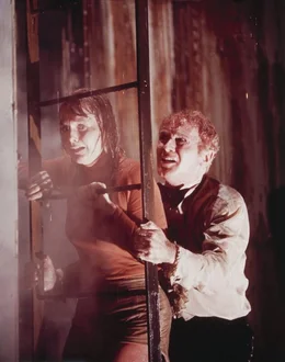 Der Gesch&auml;ftsmann James Martin (Red Buttons, r.) nimmt die ver&auml;ngstigte Schlagers&auml;ngerin Nonnie (Carol Lynley, l.), die den Lebensmut verloren hat, unter seine Fittiche...