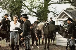Colonel Rossiter (Richard Widmark, li.) will den Yankees eine gewaltige Herde von 2000 Rindern abjagen, um den hungernden Sueden mit Fleisch zu versorgen.