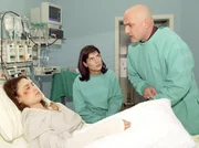 Marlene und Eduard Kramm besuchen ihre Tochter Sophie. Sophies Vater, Eduard, macht seiner Tochter Vorhaltungen. Sophie Kramm (Anja Taschenberg), Marlene Kramm (Maren Schumacher) und Eduard Kramm (Leon Boden).