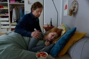 Michael (Florian Stetter) tröstet seine Tochter (Valerie Sophie Körfer). Michael (Florian Stetter) tröstet seine Tochter (Valerie Sophie Körfer).