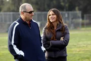 Jay (Ed O'Neill) und Gloria (Sofia Vergara) sind sich in Sachen Kindererziehung nicht einig.