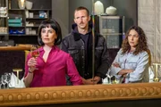 Moritz Brenner (Johannes Hendrik Langer, M.) und Kim Nowak (Amy Mu&szlig;ul, r.) sprechen mit Patricia Cooper (Julia-Maria K&ouml;hler, l.), die den Schwestern Biehl k&uuml;rzlich die Leitung des hoteleigenen Sternerestaurants anbot.