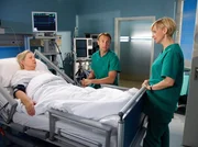 ARD/MDR IN ALLER FREUNDSCHAFT FOLGE 577, "Grenzverletzungen". Bei Simone Becker (Daniela Hoffmann, li.) kommt es zum bef&uuml;rchteten Gallenblasendurchbruch. Dr. Kathrin Globisch (Andrea Kathrin Loewig, re.) hat sie gerade noch rechtzeitig in ihrem Schneideratelier gefunden. Nun m&uuml;ssen ihr Dr. Martin Stein (Bernhard Bettermann, mi.) und Kathrin ins Gewissen reden: Simone muss ihre Lebensweise grunds&auml;tzlich &auml;ndern.