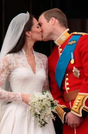 Prinz William und Prinzessin Catherine teilen einen Kuss auf dem Balkon des Buckingham-Palastes nach ihrer Hochzeit in der Westminster Abbey.