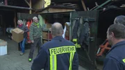 Thomas besorft f&uuml;r die Entr&uuml;mpelung einige Helfer