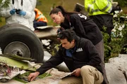 Mono, Ontario, Kanada. - Der Ermittler der kolumbianischen Zivilluftfahrtbeh&ouml;rde Julian Echeverri (gespielt von John Tokatlidis, Mitte) begutachtet die Wrackteile, die er hinterlassen hat.