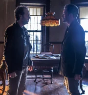 Als Rhys (John Hannah, l.), Sherlock Holmes (Jonny Lee Miller, r.) ehemaliger Drogendealer auftaucht und ihn um Hilfe bittet, wird seine Abstinenz in Frage gestellt ...