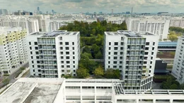 Natur im Kiez, mitten in der Gro&szlig;stadt: Biophiles Design (hier in der Kampung Admiralty in Singapur) erm&ouml;glicht schon heute ges&uuml;nderes Wohnen und mehr soziales Miteinander.