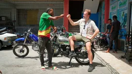 Kirk ist Mitglied einer Biker-Gang und hilft Samuel, ein passendes Motorrad zu finden.