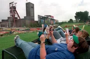 Bekannt dagegen ist das Ruhrgebiet f&uuml;r seinen rostroten Charme. Die Vorstellung, dass eine Bundesgartenschau die Gelsenkirchener Zeche Nordstern in ein Blumenmeer verwandelt, erzeugte Skepsis vor allem bei der Bev&ouml;lkerung. Zu Unrecht, wie sich herausstellen sollte - die Schau wurde ein gro&szlig;er Erfolg. (Archivfoto v. 16.07.1997: Zeitschriften lesend entspannen sich Besucherinnen der Bundesgartenschau in Gelsenkirchen in Liegest&uuml;hlen auf der Liegewiese des ehemaligen Zechengel&auml;ndes.)
