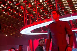 Zu sp&auml;t kommt Captain Kirk (Chris Pine, r.) der Verdacht, dass Admiral Christopher Pike (Bruce Greenwood, 2.v.r.) und alle anderen in eine verlustreiche Falle gelockt wurden ...