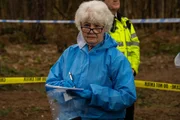Erneut glänzt die extravagante Rechtsmedizinerin Fleur Perkins (Annette Badland) mit abseitigem Wissen. Erneut glänzt die extravagante Rechtsmedizinerin Fleur Perkins (Annette Badland) mit abseitigem Wissen.