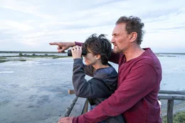 Thomas (Louis Vazquez, links) verbringt die Sommerferien bei seinem Vater Christian (Jean-Paul Rouve, rechts) in der Camargue.