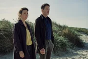 Die Ermittlungen im Fall der Toten, die alle mit dem renommierten Winterscheid-Verlag verbunden waren, hat die Kommissare Pia Sander (Kathrin von Steinburg) und Oliver von Bodenstein (Tim Bergmann) auf die Insel Noirmoutier in der Normandie geführt. Die Ermittlungen im Fall der Toten, die alle mit dem renommierten Winterscheid-Verlag verbunden waren, hat die Kommissare Pia Sander (Kathrin von Steinburg) und Oliver von Bodenstein (Tim Bergmann) auf die Insel Noirmoutier in der Normandie geführt.