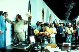 Hilfe zur Selbsthilfe: Banana Joe (Bud Spencer, 2.v.l.) nimmt sein Problem selbst in die Hand und beglaubigt seine und die Papiere der anderen Bittsteller ...