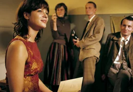 rbb Fernsehen DER ROTE KAKADU, am Sonntag (30.09.12) um 23:00 Uhr. Die Dichterin Luise (Jessica Schwarz) freut sich &uuml;ber ein Buch, dass von Heinrich B&ouml;ll f&uuml;r sie signiert wurde.