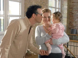 Ulli (Michael Roll) und seine Freundin Klara (Margret V&ouml;lker) sind begeistert von der kleinen Maya (Maya Lauterbach).
