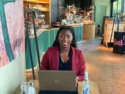 Aicha nutzt die Mittagspause zur Weiterbildung.