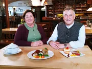 Brauerei-Gasthof Sch&ouml;nram in Sch&ouml;nram: Die Wirtsleute Arno und Andrea Henninger stellen das Men&uuml; des Tages vor. Vorspeise: Maultaschensuppe - Hauptgericht: geschmorte Schweineb&auml;ckchen mit Brezn-Quark-Kn&ouml;del in Dunkelbiersauce - Nachtisch: Wei&szlig;bier-Eis-Souffl&eacute;.