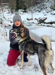 Kaja und ihr junger Patenhund Tala beim Training auf der Huskyfarm. Kaja und ihr junger Patenhund Tala beim Training auf der Huskyfarm.