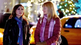 Allison Pyke (Brenda Song, l.) und Jill Johnson (Anastasia Phillips)  Die Verwendung des sendungsbezogenen Materials ist nur mit dem Hinweis und Verlinkung auf RTL+ gestattet.