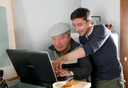 Tierarzt Kauth (Arndt Klawitter, r.) hilft Zielonka sen. (Michael Hanemann) bei seinen Laptop-Problemen.