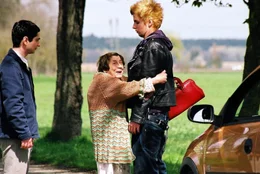 Benjamins (Denis Moschitto, l.) und Rockys (Julian Sengelmann, r.) erste Kontakte mit den Altenheiminsassen ist etwas makaber: Frau Schellenberg (Christel Peters, M.) ist auf dem Weg zur Ostfront, als sie in Rocky ihren Sohn G&uuml;nther wiederfindet ...