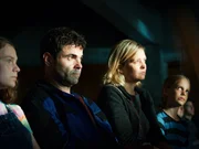 Barbara (Laura Tonke 2.v.r.) und Thomas (Andreas D&ouml;hler, 2.v.l.) finden Halt in der kosmischen Gruppe.