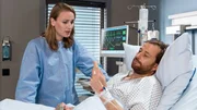 Sonja (Christina Athenstädt, links) versucht Thomas (Christian Erdmann) davon zu überzeugen, das Anti-Epileptikum zu nehmen. nach seiner Lendenwirbel-OP wäre ein Anfall höchst gefährlich. Sonja (Christina Athenstädt, links) versucht Thomas (Christian Erdmann) davon zu überzeugen, das Anti-Epileptikum zu nehmen. nach seiner Lendenwirbel-OP wäre ein Anfall höchst gefährlich.