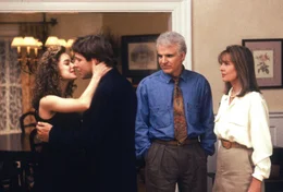 Als ihm sein 22-j&auml;hriges T&ouml;chterchen Annie (Kimberly Williams, l.) offenbart, sie h&auml;tte bei einer Reise nach Rom den Mann f&uuml;rs Leben, Bryan (George Newbern, 2.v.l.), gefunden und wolle diesen bald heiraten, dreht George Banks (Steve Martin, 2.v.r.) fast durch. Erst seine Frau Nina (Diane Keaton, r.) kann ihn etwas beruhigen. Da steht der n&auml;chste Schock ins Haus ...