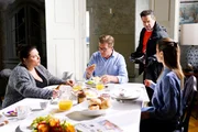Vanessa (Julia Augustin, l.) sitzt mit Christoph (Lars Korten, 2.v.l.) und Chiara (Alexandra Fonsatti) beim Frühstück und kann ihre Zweifel an Marian (Sam Eisenstein) nicht beiseiteschieben. Vanessa (Julia Augustin, l.) sitzt mit Christoph (Lars Korten, 2.v.l.) und Chiara (Alexandra Fonsatti) beim Frühstück und kann ihre Zweifel an Marian (Sam Eisenstein) nicht beiseiteschieben.