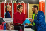 Deniz (Igor Dolgatschew) startet voller Tatendrang in die Eislaufsaison und bespricht sich mit Marie (Cheyenne Pahde, l.) und Chiara (Alexandra Fonsatti). Deniz (Igor Dolgatschew) startet voller Tatendrang in die Eislaufsaison und bespricht sich mit Marie (Cheyenne Pahde, l.) und Chiara (Alexandra Fonsatti).
