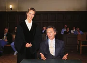 Staatsanwältin Charlotte Glaser (Britta Schmeling) und Kokain‑Dealer Avery (Peter Gavajda) im Gerichtssaal. Avery wird angeklagt, einen V‑Mann erschossen zu haben. Staatsanwältin Charlotte Glaser (Britta Schmeling) und Kokain‑Dealer Avery (Peter Gavajda) im Gerichtssaal. Avery wird angeklagt, einen V‑Mann erschossen zu haben.