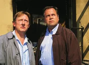 Stefan Kehler (Wolfgang Bathke, re.) und der Drogeriebesitzer Paul Borowski (Raimund Gensel) sind dabei, als in der abgebrandten Drogerie die Leiche einer Frau gefunden wird.