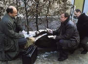 In einem Waldst&uuml;ck wird die Leiche einer h&uuml;bschen Studentin gefunden. Am Tatort: Dr. Duhler (Klaus Schindler, li.) und Kommissar Stefan Kehler (Wolfgang Bathke, Mi.).