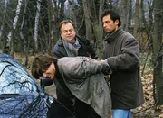 In einem Waldstück wurde die Leiche einer Studentin gefunden. Als Tatverdächtigen nehmen die Kommissare Kehler (Wolfgang Bathke, Mi.) und Eschenbach (Matthias Bullach, re.) Frank Neuhaus (Rainer Grenkowitz) fest.