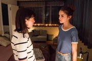Emma (Luise Befort, r.) bittet ihre Mutter Christine (Alice Gruia) sie in Ruhe zu lassen.