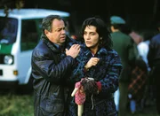 Eine junge Frau (Meral Yüzgülec), deren Kind unter den Toten im Container ist, gibt Kommissar Kehler (Wolfgang Bathke) einen Hinweis auf den Mann, der den Container samt LKW gemietet hat. Eine junge Frau (Meral Yüzgülec), deren Kind unter den Toten im Container ist, gibt Kommissar Kehler (Wolfgang Bathke) einen Hinweis auf den Mann, der den Container samt LKW gemietet hat.