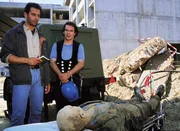 Bauunternehmer Kretschmar ist in einer mit Wasser vollgelaufenen Baugrube ertr&auml;nkt worden. Kriminalkommissar Eschenbach (Matthias Bullach, l.) verh&ouml;rt den Polier Frank Weber (Peter von Strombeck).