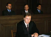 Hat Pferde-Trainer Bergmann (Marquard Bohm, hinten M.) tats&auml;chlich etwas mit dem Mord an Tierarzt Dr.Fiebe zu tun? Sein Verteidiger (Lutz Weidlich) steht vor keiner leichten Aufgabe.