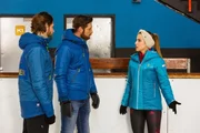 Chiara (Alexandra Fonsatti) versucht ihre durch Ina ausgel&ouml;ste Verunsicherung im Training wegzudr&uuml;cken und diskutiert mit Co-Trainer Elias Lockau (Ben Dahlhaus, l.) und Deniz (Igor Dolgatschew).