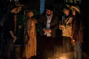 V.l.: Hugo (Nick Julius Schuck), Jonas (Damian Hardung), Dietzs Frau (Pelin Isiktas), Dietz (Sahin Eryilmaz), Toni (Ivo Kortlang) und Emma (Luise Befort) verbringen einen gem&uuml;tllichen Abend am Lagerfeuer.