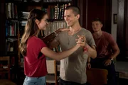 V.l.: Emma (Luise Befort) bringt Leo (Tim Oliver Schultz) das Tanzen bei. Jonas (Damian Hardung) ist ganz begeistert.