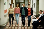V.l.: Toni (Ivo Kortlang), Emma (Luise Befort), Jonas (Damian Hardung), Hugo (Nick Julius Schuck) sind auf dem Weg zu einem Freund. V.l.: Toni (Ivo Kortlang), Emma (Luise Befort), Jonas (Damian Hardung), Hugo (Nick Julius Schuck) sind auf dem Weg zu einem Freund.