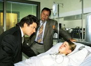 Kriminalhauptkommissar Stefan Kehler (Wolfgang Bathke, Mi.) und Kriminalkommissar Peter Wolniak (Uwe Fellensiek) besuchen Sabine Bilker (Bettina Kurth) im Krankenhaus. Kriminalhauptkommissar Stefan Kehler (Wolfgang Bathke, Mi.) und Kriminalkommissar Peter Wolniak (Uwe Fellensiek) besuchen Sabine Bilker (Bettina Kurth) im Krankenhaus.