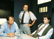 Kriminalhauptkommissar Stefan Kehler (Wolfgang Bathke, Mi.) und Kriminalkommissar Peter Wolniak (Uwe Fellensiek) verhören den Vater (Siegurd Fitzek) von Sabine Bilker. Kriminalhauptkommissar Stefan Kehler (Wolfgang Bathke, Mi.) und Kriminalkommissar Peter Wolniak (Uwe Fellensiek) verhören den Vater (Siegurd Fitzek) von Sabine Bilker.