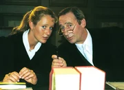 Ein unschlagbares Duo im Gerichtssaal: Staatsanw&auml;ltin Charlotte Glaser (Britta Schmeling) und Oberstaatsanwalt Lotze (Henry van Lyck).