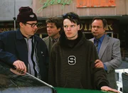 Auf dem Straßenstrich ist eine junge Frau brutal überfahren worden. Die Kommissare hoffen von den Augenzeugen Charlie (Stefan Kolosko, l.) und Rolf (Clemens Schönborn) mehr über die Tatverdächtigen zu erfahren.