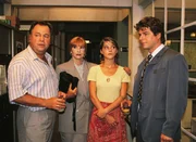 Winnie Teuferts (Ursela Monn, 2.v.l.) Tochter Bianca (Gabi Gottschalk) ist vergewaltigt worden. Auf der Mordkommission erstattet sie Anzeige bei den Kommissaren Kehler (Wolfgang Bathke, l.) und Wolniak (Uwe Fellensiek). Winnie Teuferts (Ursela Monn, 2.v.l.) Tochter Bianca (Gabi Gottschalk) ist vergewaltigt worden. Auf der Mordkommission erstattet sie Anzeige bei den Kommissaren Kehler (Wolfgang Bathke, l.) und Wolniak (Uwe Fellensiek).