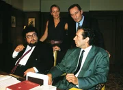 Der totgeglaubte Drogenh&auml;ndler Ralf Rombach (Will Danin, r.) konnte festgenommen werden. Der Angeklagte wird von Rechtsanwalt Dr. M&uuml;ller (Peter Kern, l.) verteidigt. (hinten: Britta Schmeling, Henry van Lyck)